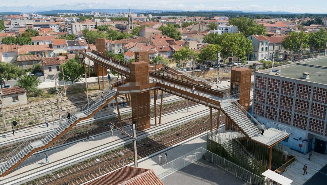 Pose de la première pierre du chantier de la passerelle de la gare de Miramas